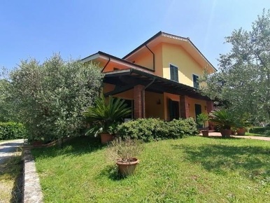 Foto Villa unifamiliare a Lucca Montuolo di 300 m² con 10 locali in vendita