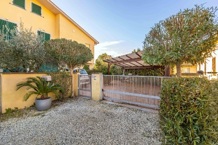 Foto Villa bifamiliare a San Giuliano Terme Arena Metato di 176 m²