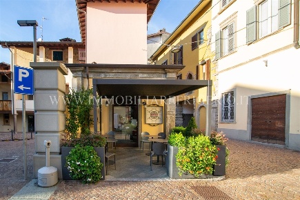 Foto Attività commerciale in via Roma, Caprino Bergamasco Caprino di 150 m²