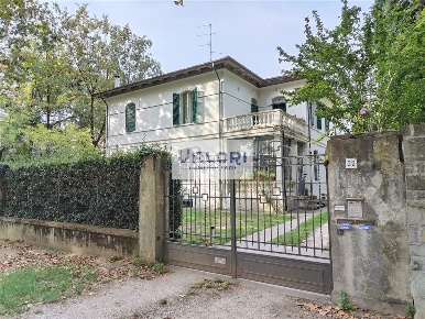 Foto Casa indipendente in Viale Stradone, Faenza di 472 m² con 8 locali