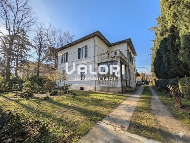 Foto Casa indipendente in Viale Stradone, Faenza di 472 m² con 8 locali