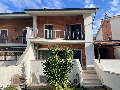 Foto Villa a schiera in Largo Glorenza, Roma Infernetto di 180 m²