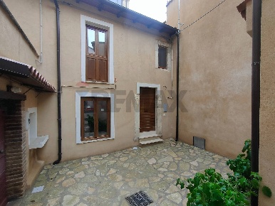 Foto Case semi ndipendenti in VIA SAN TUSSIO, Prata d'Ansidonia Tussio