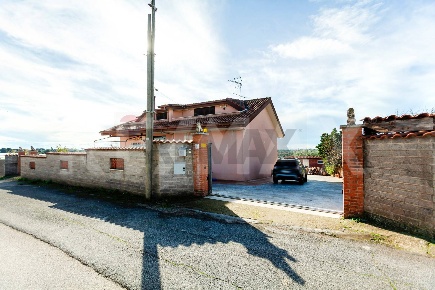 Foto Villa unifamiliare in Via Guatemala, Pomezia di 285 m² con 5 locali