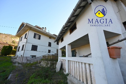 Foto Casa indipendente a Ascoli Piceno di 240 m² con 8 locali in vendita