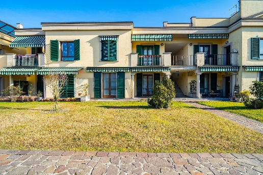 appartamento in vendita a Carugo