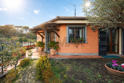 Foto Villa unifamiliare in Via Monte Marino 11, Riano Centro di 195 m²