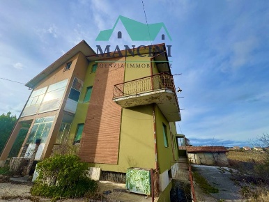 Foto Casa indipendente in FOLLONICA, Jesi di 250 m² con 8 locali in vendita