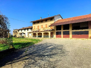 Foto Appartamento a Valfenera Centro con 10 locali in vendita