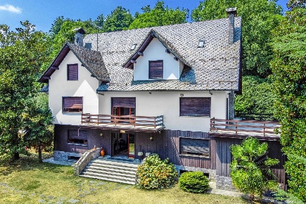Foto Villa unifamiliare a Arona con 9 locali in vendita