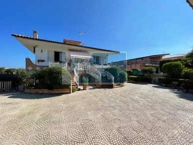 Foto Villa unifamiliare in Viale Edoardo Garrone, Melilli con 7 locali