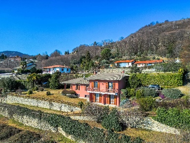 Foto Villa unifamiliare in Comnago Via dei Pirich 9, Lesa con 6 locali