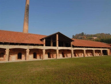 Foto Rustico a Monforte d'Alba Centro con 10 locali in vendita