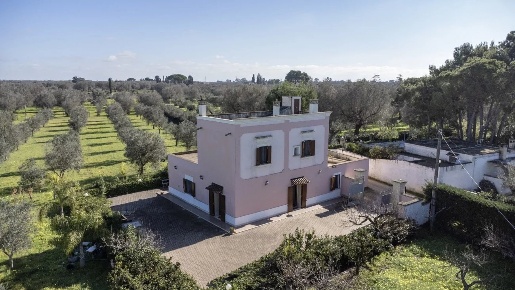 Foto Villa unifamiliare a Oria con 7 locali in vendita