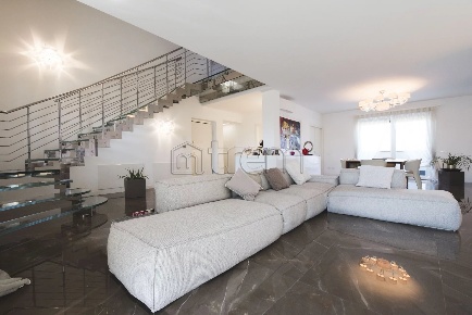 Foto Attico in via Cavour 29, Parabiago Centro con 6 locali in vendita