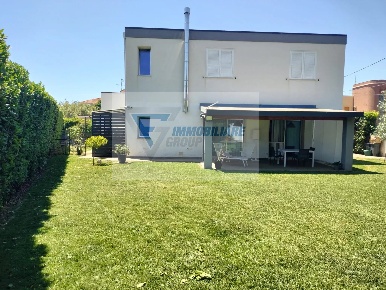 Foto Villa unifamiliare in Via Monti Peloritani, Siracusa Epipoli