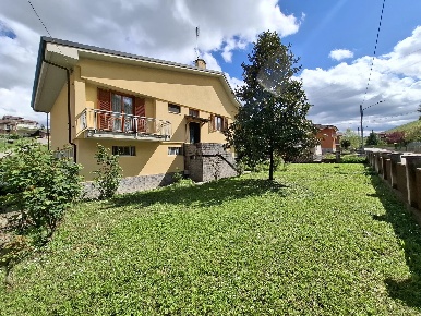 Foto Villa unifamiliare in Castelllinaldo Via Castagnito 11, con 7 locali