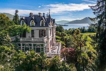 Foto Villa unifamiliare a Luino Centro con 9 locali in vendita