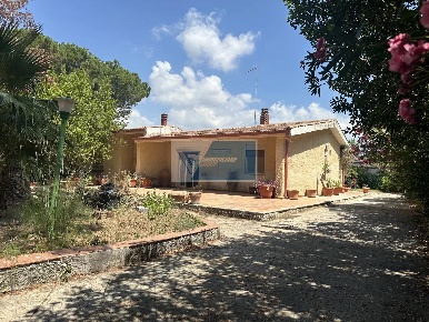 Foto Villa unifamiliare Noto San Corrado Di Fuori con 7 locali in vendita