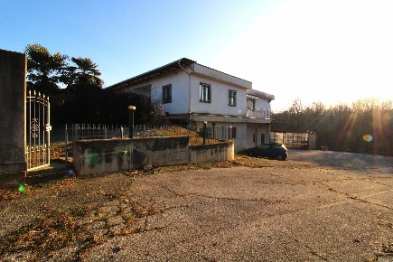 Foto Magazzino a Baldissero d'Alba con 10 locali in vendita