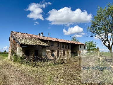 Foto Rustico in Via San Vigilio, Sale con 6 locali in vendita