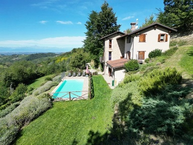 Foto Villa unifamiliare a Cissone con 10 locali in vendita