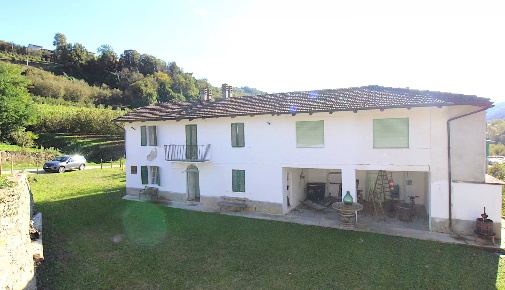 Foto Appartamento in Via Lupoggio 6, Bosia con 12 locali in vendita