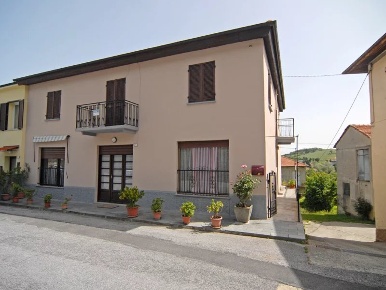 Foto Appartamento a Niella Belbo con 10 locali in vendita