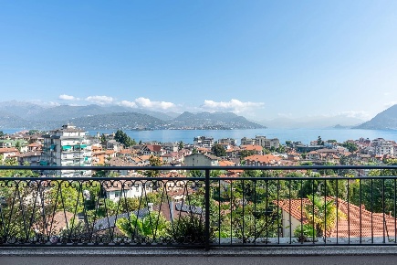 Foto Appartamento in Via Bono Lamberti 7, Stresa Centro con 3 locali