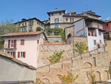 Foto Casa indipendente a Monforte d'Alba Centro con 11 locali in vendita