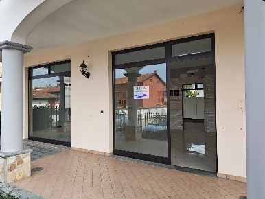 Foto Locale commerciale a Poirino con 2 locali in affitto