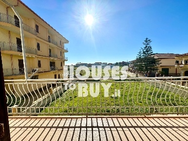 Foto Appartamento in via Albert Einstein 71, Cirò Marina con 6 locali