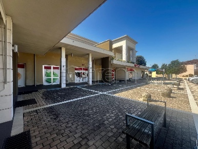 Foto Negozio in Via della Libertà 50/52, Lograto Libertà - Villabianca