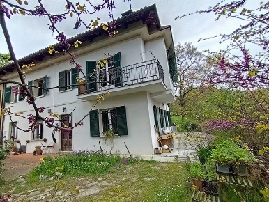 Foto Rustico a San Damiano d'Asti con 10 locali in vendita