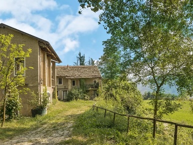 Foto Cessione attività a Murazzano con 12 locali in vendita