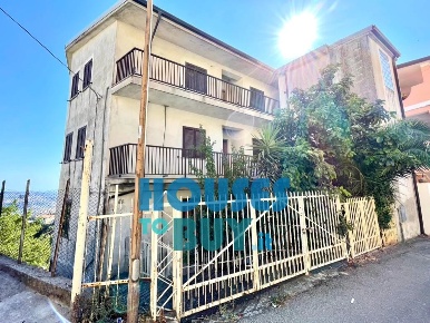 Foto Appartamento in via Pietro Nenni 12, Carfizzi con 5 locali in vendita