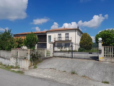 Foto Appartamento a Roascio con 10 locali in vendita