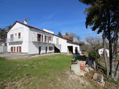 Foto Rustico a Clavesana Centro con 10 locali in vendita