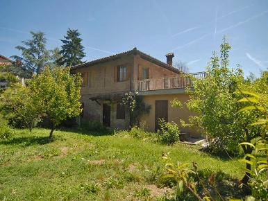 Foto Appartamento a Monforte d'Alba con 8 locali in vendita