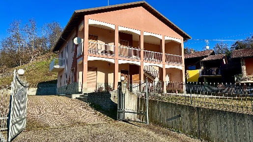 Foto Villa unifamiliare a Baldissero d'Alba Centro con 4 locali in vendita