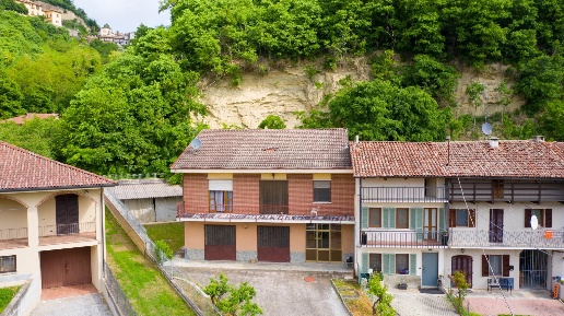 Foto Appartamento in Via San Carlo 52, Vezza d'Alba Centro con 5 locali