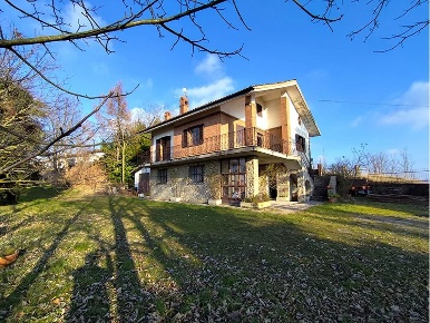 Foto Casa indipendente a Bossolasco con 8 locali in vendita