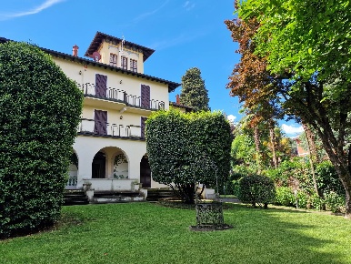 Foto Villa unifamiliare in Via per Binda 21, Stresa Centro con 12 locali