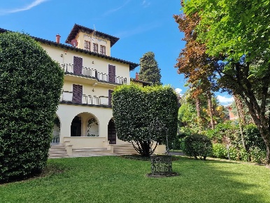 Foto Villa unifamiliare in Via per Binda 21, Stresa Centro con 12 locali