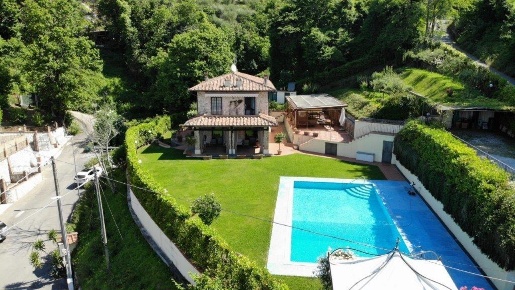 Foto Villa unifamiliare a Camaiore Camaiore Paese di 225 m² con 8 locali