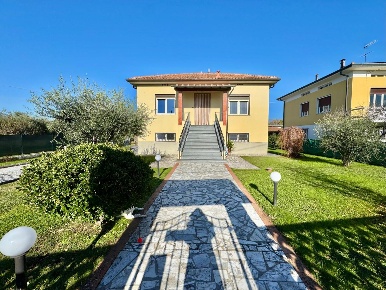 Foto Villa unifamiliare a Lucca Tempagnano - Picciorana di 180 m²