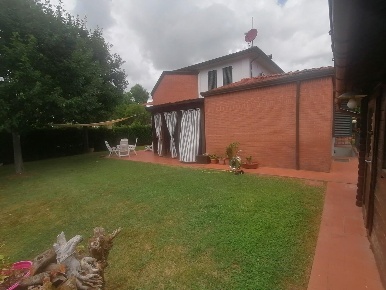 Foto Villa unifamiliare a Lucca Monte San Quirico - Tre Cancelli di 270 m²