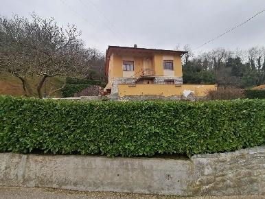 Foto Villa unifamiliare a Lucca Nozzano - Arliano di 240 m² con 11 locali