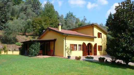 Foto Villa unifamiliare a Lucca Nozzano - Arliano di 175 m² con 6 locali