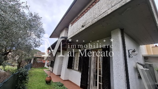 Foto Villa bifamiliare a Viareggio Torre del Lago di 180 m² con 7 locali